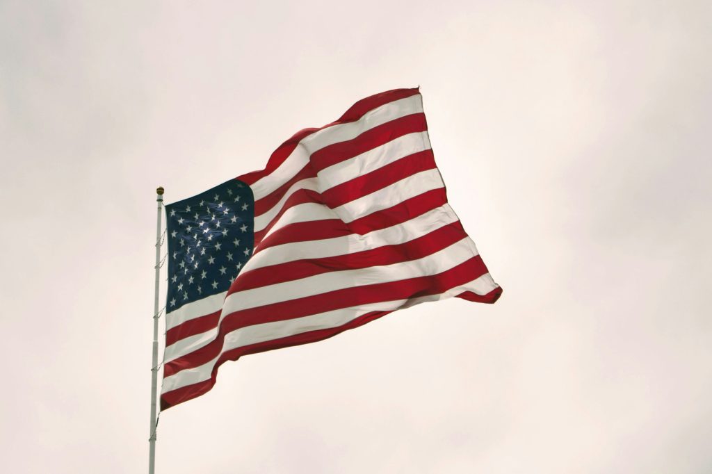 Dalgalanan bir Amerika bayrağı.
