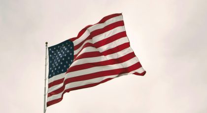 Dalgalanan bir Amerika bayrağı.