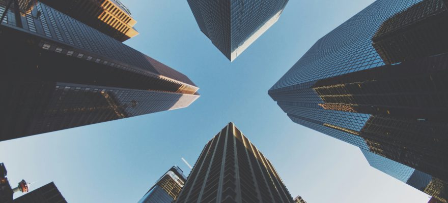 Gökdelenlere sokaktan bir bakış.