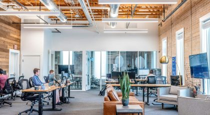 H-1b vizesi sahibi bir grup çalışan bir ofiste çalışmakta.