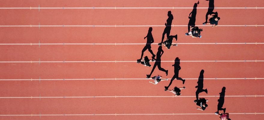 Bir grup kadın koşucu koşu pistinde koşuyor.